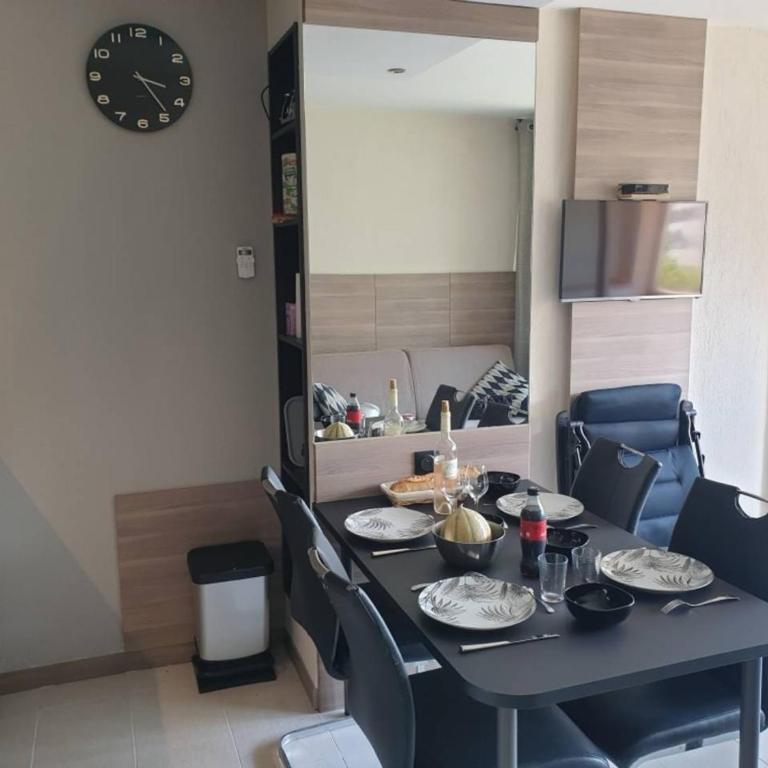 Studio Cabine 4 Pers avec Aperçu Mer, Proche Plage, Terrasse, Parking Privé et Clim à Fréjus - FR-1-226A-158 - Appartamento - 9