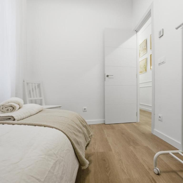 Classic Malasaña by Hogar4 - Four-Bedroom Apartment with Balcony - 19