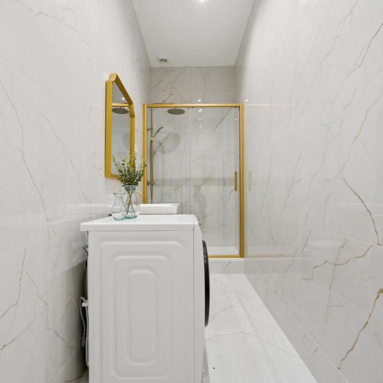 Classic Malasaña by Hogar4 - Four-Bedroom Apartment with Balcony - 9