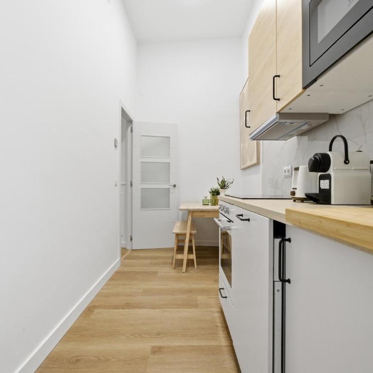 Classic Malasaña by Hogar4 - Four-Bedroom Apartment with Balcony - 16