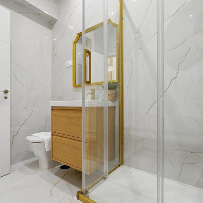 Classic Malasaña by Hogar4 - Four-Bedroom Apartment with Balcony - 13