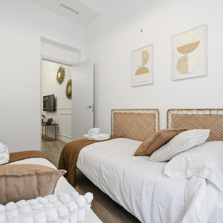 Classic Malasaña by Hogar4 - Four-Bedroom Apartment with Balcony - 8