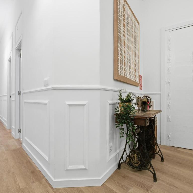 Classic Malasaña by Hogar4 - Four-Bedroom Apartment with Balcony - 11