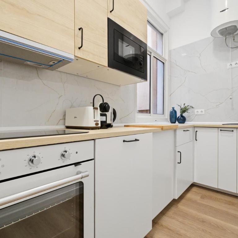Classic Malasaña by Hogar4 - Four-Bedroom Apartment with Balcony - 15