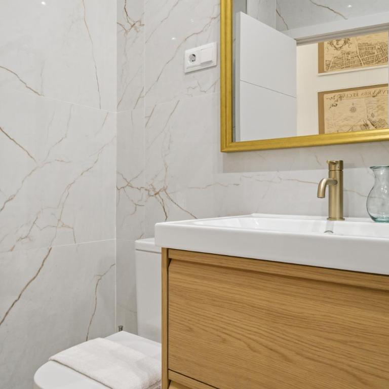 Classic Malasaña by Hogar4 - Four-Bedroom Apartment with Balcony - 14