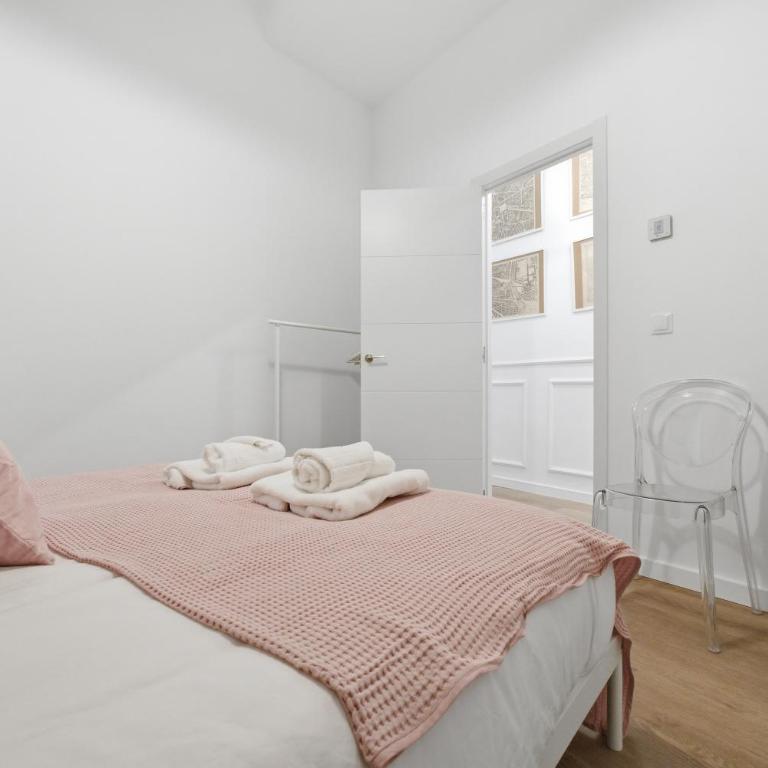 Classic Malasaña by Hogar4 - Four-Bedroom Apartment with Balcony - 18