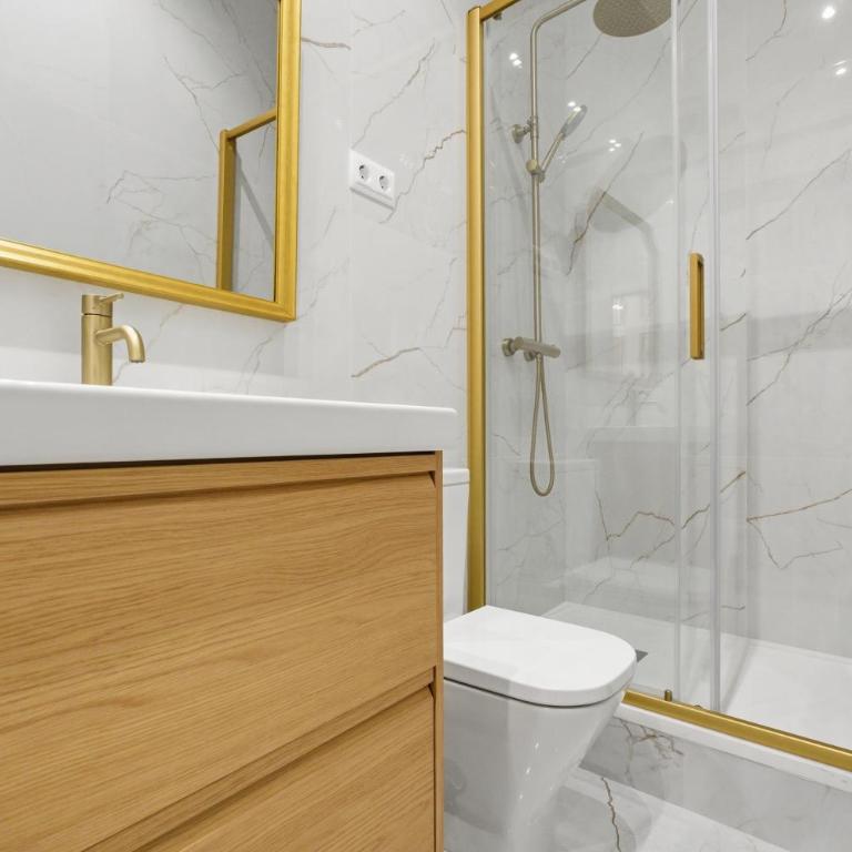 Classic Malasaña by Hogar4 - Four-Bedroom Apartment with Balcony - 20