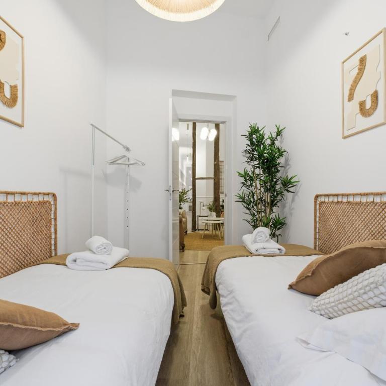 Classic Malasaña by Hogar4 - Four-Bedroom Apartment with Balcony - 21