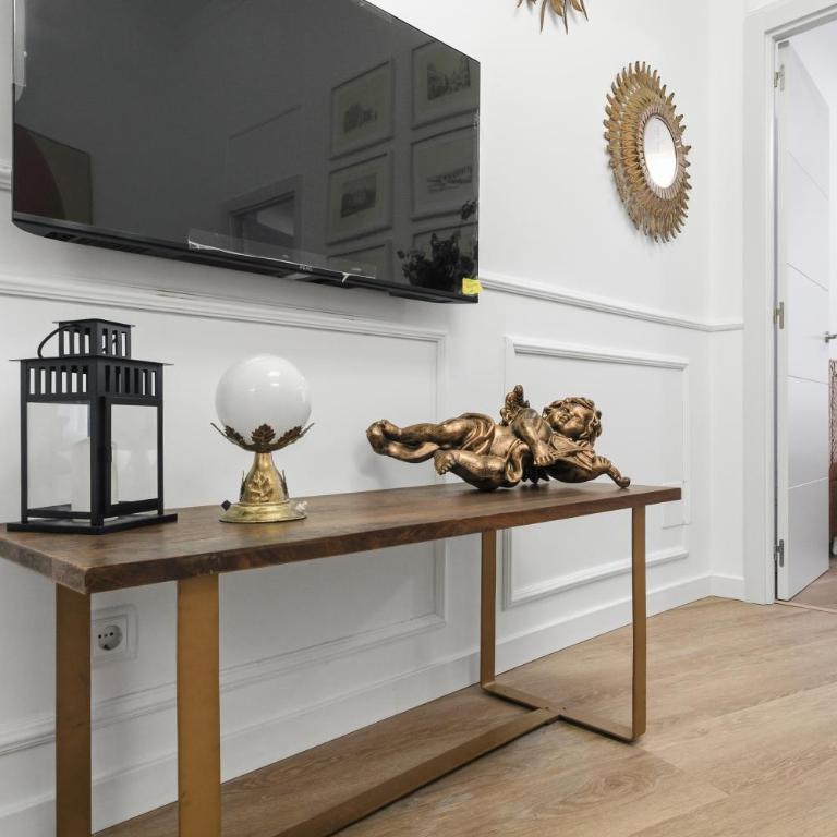 Classic Malasaña by Hogar4 - Four-Bedroom Apartment with Balcony - 22
