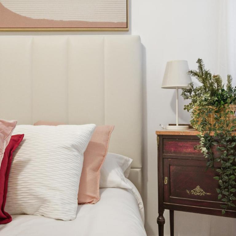 Classic Malasaña by Hogar4 - Four-Bedroom Apartment with Balcony - 23