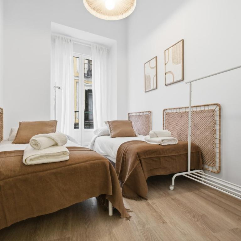 Classic Malasaña by Hogar4 - Four-Bedroom Apartment with Balcony - 25