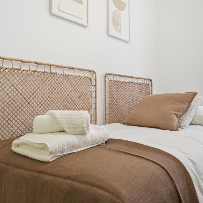 Classic Malasaña by Hogar4 - Four-Bedroom Apartment with Balcony - 28