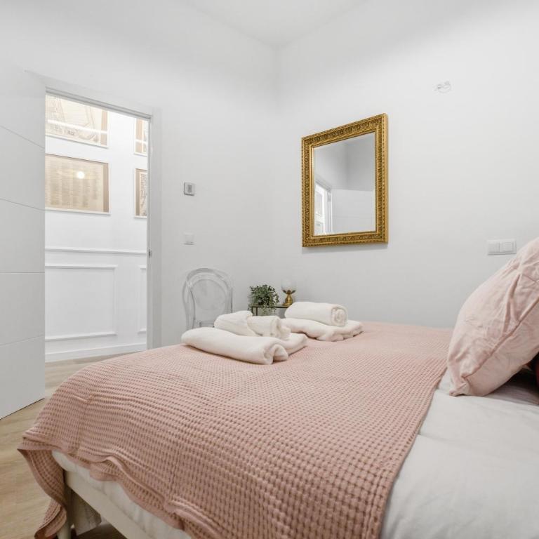Classic Malasaña by Hogar4 - Four-Bedroom Apartment with Balcony - 27