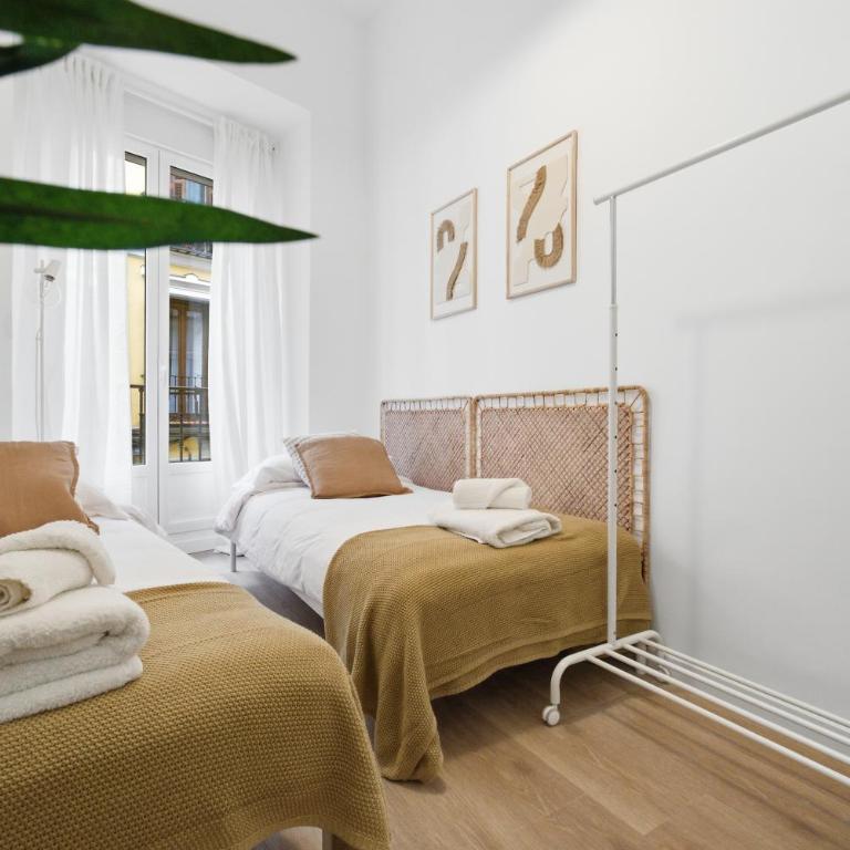Classic Malasaña by Hogar4 - Four-Bedroom Apartment with Balcony - 30