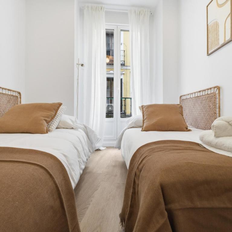 Classic Malasaña by Hogar4 - Four-Bedroom Apartment with Balcony - 26
