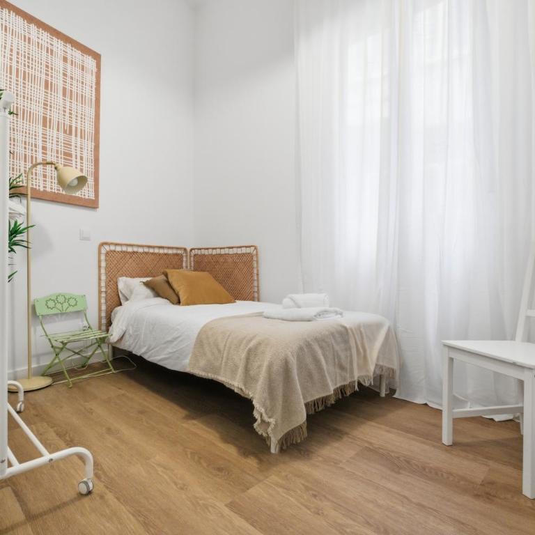 Classic Malasaña by Hogar4 - Four-Bedroom Apartment with Balcony - 34