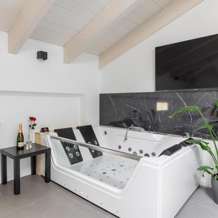 Villa Primodì - Deluxe Triple Room with Spa Bath - 7