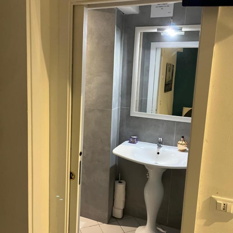 Venetian Place - One-Bedroom Apartment - 11