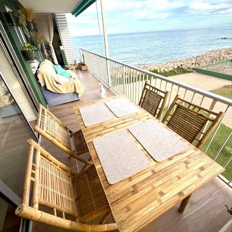 Apartamento tranquilo y luminoso junto al mar - Two-Bedroom Apartment with Balcony and Sea View - 1