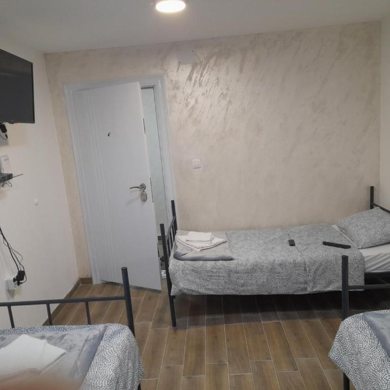 Motel Gas - Trokrevetna Soba sa Zajedničkim Kupatilom - 1