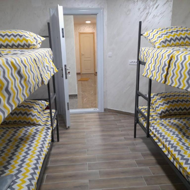 Motel Gas - Četvorokrevetna Soba sa Zajedničkim Kupatilom - 1