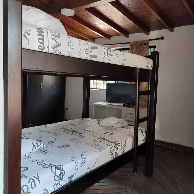 CASA ESTADIO MEDELLIN Amplio Apartamento Renovado para Familias, Grupos o Delegaciones Deportivas cerca al Estadio Atanasio Girardot - Laureles-Estadio - Apartamento - 3