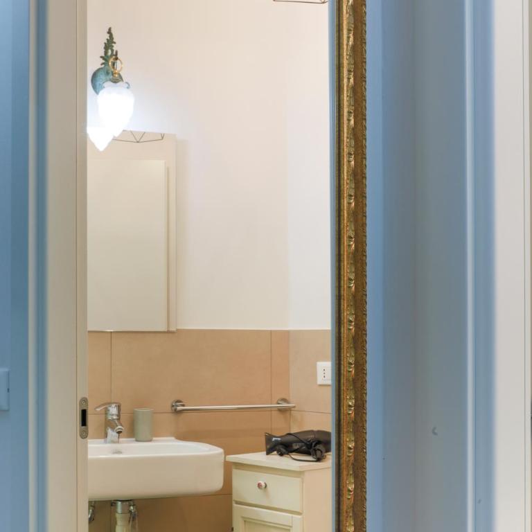 G House - Camera Matrimoniale con Bagno Privato - 16