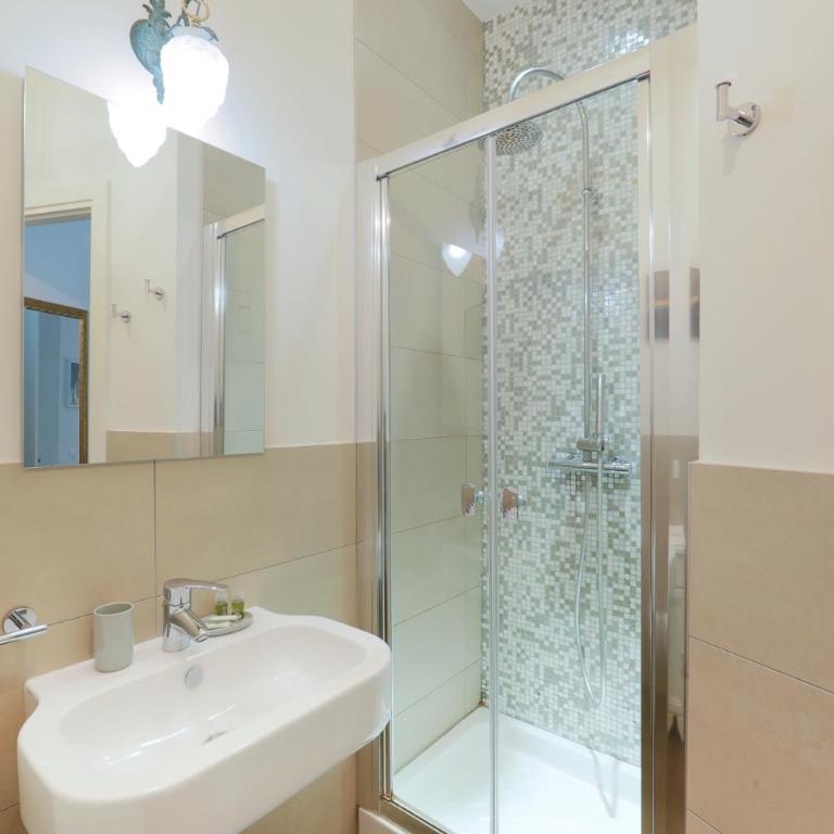 G House - Camera Matrimoniale con Bagno Privato - 18
