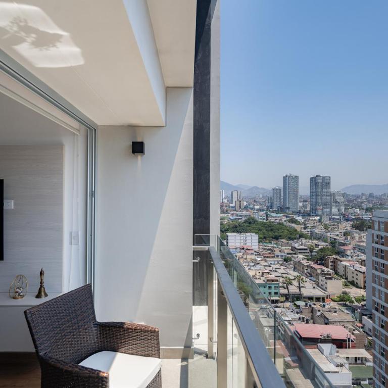 All San Isidro Apartments by Vibrant - One-Bedroom Apartment with Balcony and City View - 4