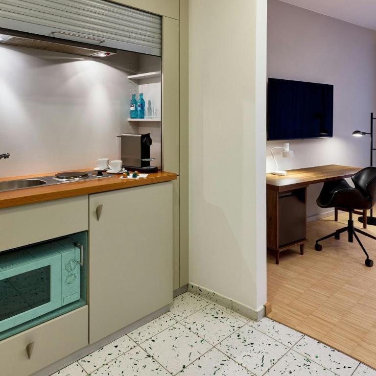 Four Points by Sheraton Munich Messe - Premium Zimmer mit Queensize-Bett und Küchenzeile - 9