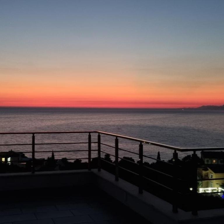 Cold Bay Mansion Luxury Sea View Suites - One-Bedroom Apartment - 1