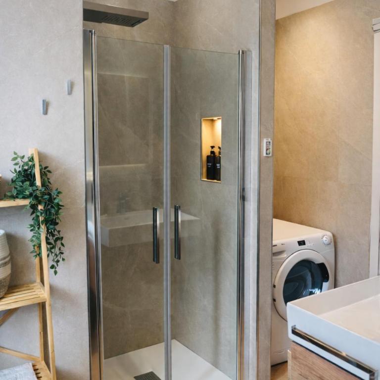 ELIOS LIVING - Parcheggio Privato, Vicino al centro, 200m dal Mare - Appartamento Superior con 1 Camera da Letto e Balcone - 39