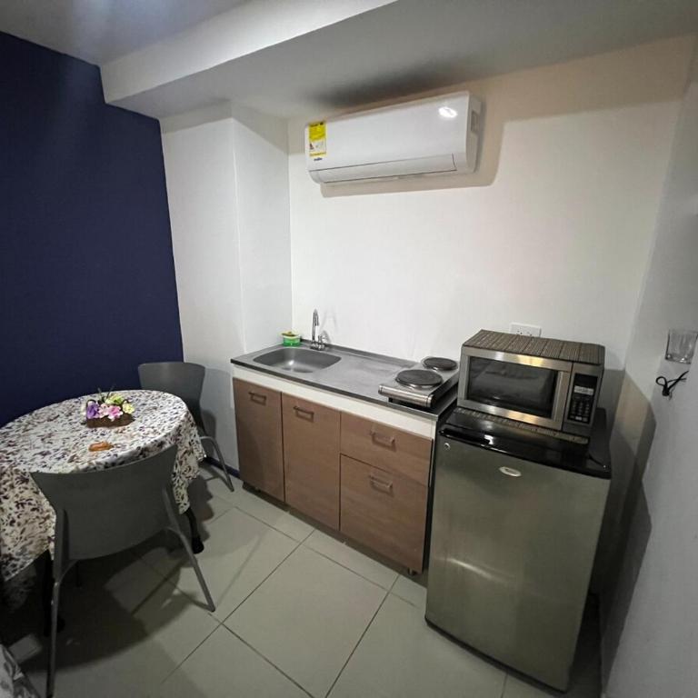 Apartaestudio con cocina dentro centro comercial - Apartamento de 1 dormitorio - 4