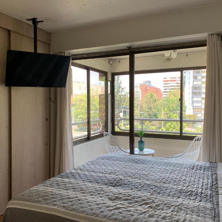 Cómodo departamento frente a Mall Parque Arauco - Two-Bedroom Apartment with City View - 3