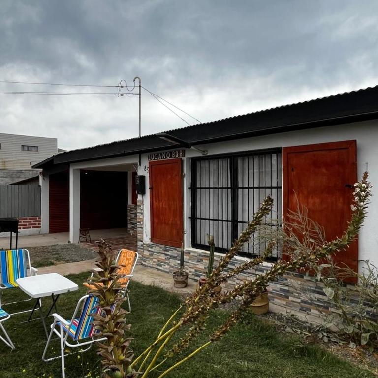 Casa Grande en Pichilemu, playa caminando a 5 min - Three-Bedroom Vacation Home - 1
