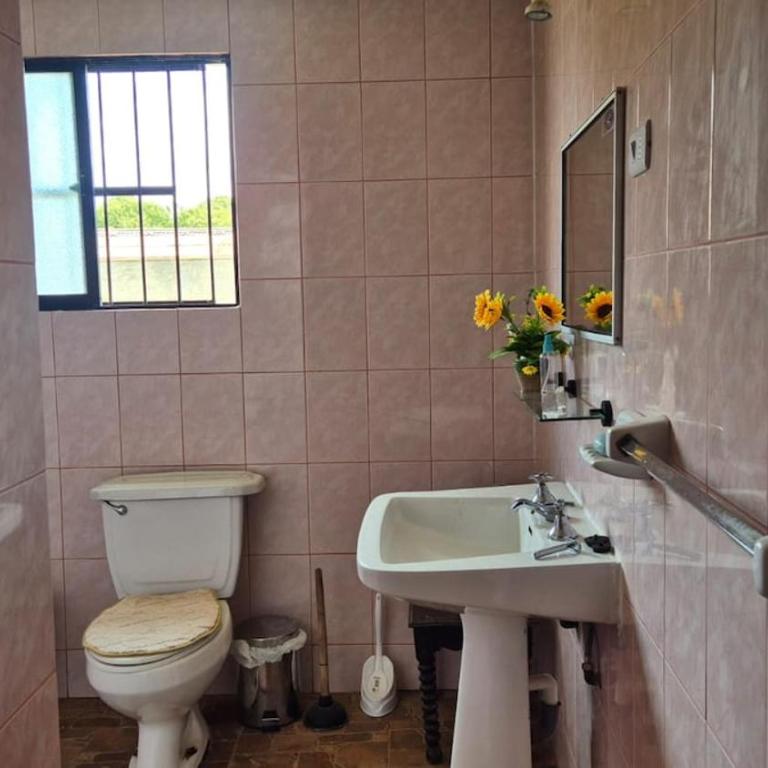 Casa Grande en Pichilemu, playa caminando a 5 min - Three-Bedroom Vacation Home - 35