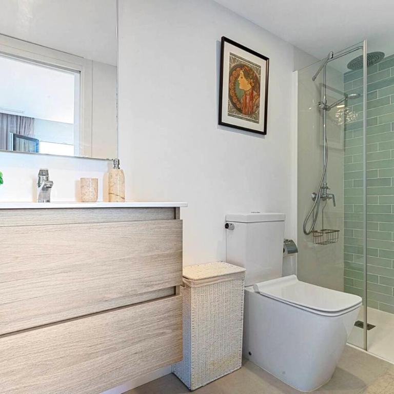 Modern 2-bedroom, 2-bathroom apartment - Apartamento - 13