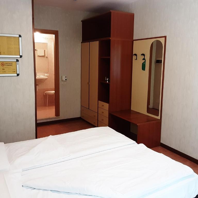 Hotel Florida - Camera Doppia con Letti Singoli con Bagno Privato - 5