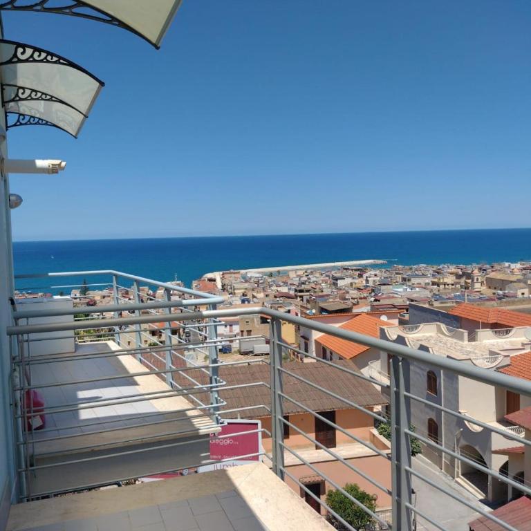 Sole Blue Apartment - Three-Bedroom Apartment with Sea View - 2