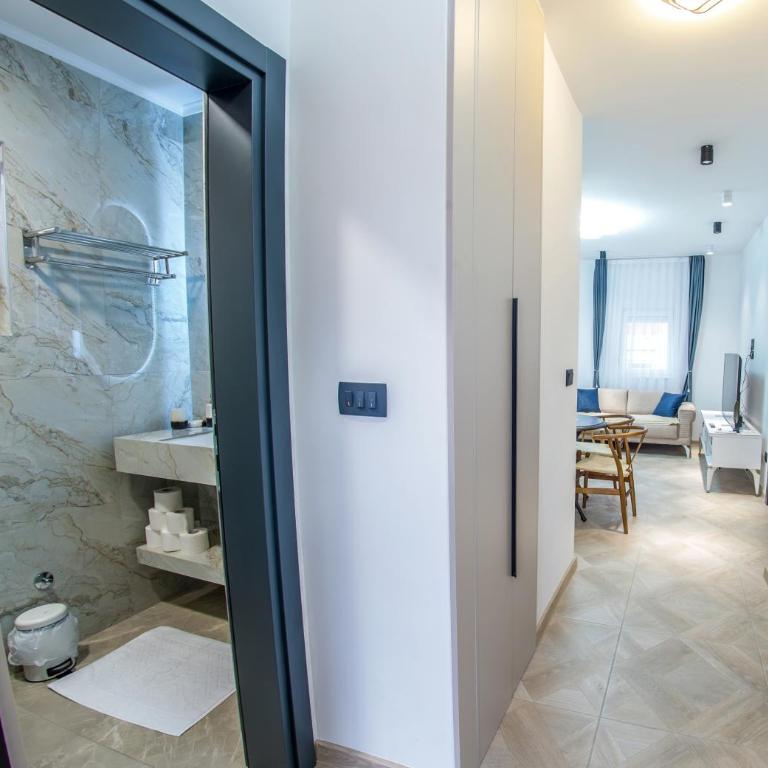 MHouse Apartments - Apartment with Balcony - 17