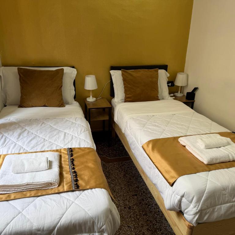 Genova Gold Rooms - Camera Tripla con Bagno Privato - 2