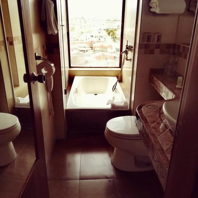 Hotel Zeus - Deluxe Queen Room - 2