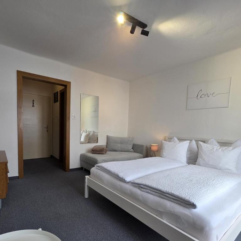 Frühstückspension Irschen - Dreibettzimmer mit Balkon - 2