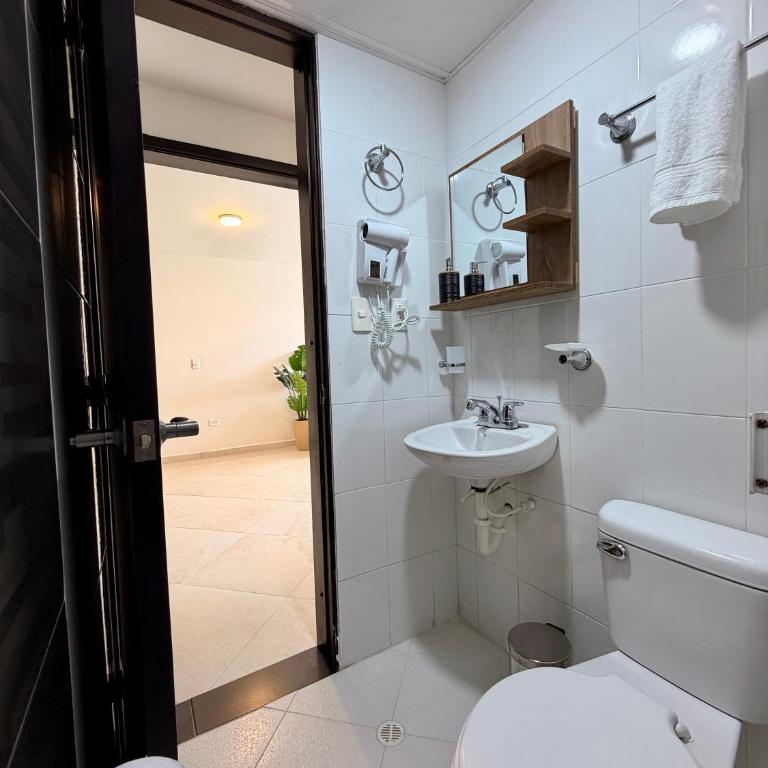 Espacio cómodo, piscina, jacuzzi y parqueadero - Apartamento de 2 dormitorios - 12