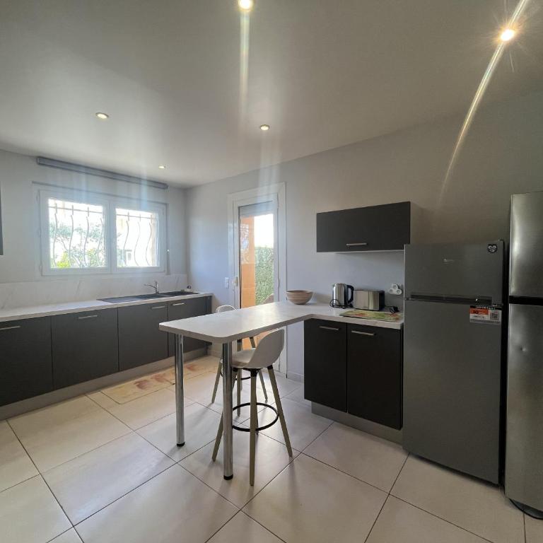 Rez de chaussee de maison, direct plage, grand T4 - Three-Bedroom Superior Apartment - 13