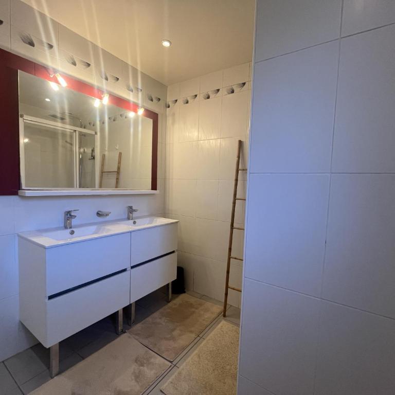 Rez de chaussee de maison, direct plage, grand T4 - Three-Bedroom Superior Apartment - 19