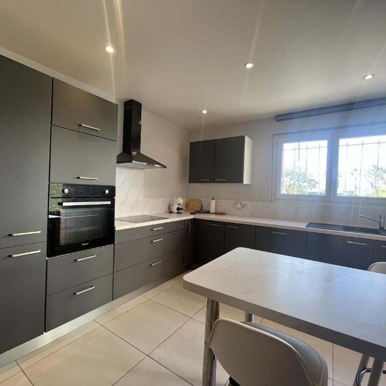 Rez de chaussee de maison, direct plage, grand T4 - Three-Bedroom Superior Apartment - 22