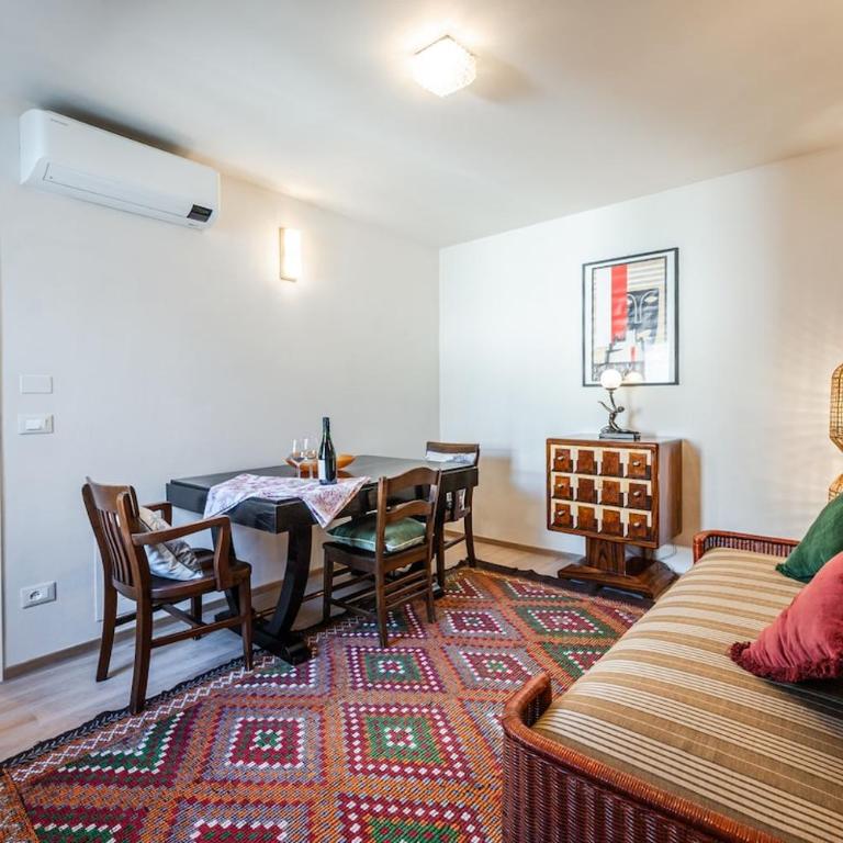 Refined penthouse in front of Osteria Francescana - Two-Bedroom Apartment - 7
