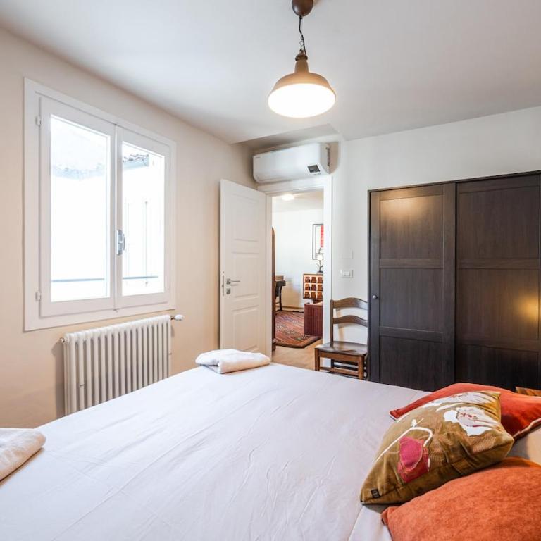 Refined penthouse in front of Osteria Francescana - Two-Bedroom Apartment - 12