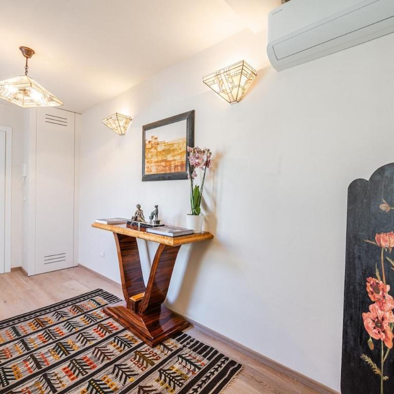 Refined penthouse in front of Osteria Francescana - Two-Bedroom Apartment - 15